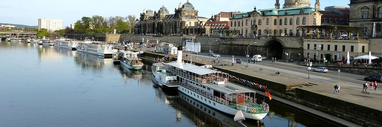  
Sie stehen am Wasser, das Herz schlägt bis...